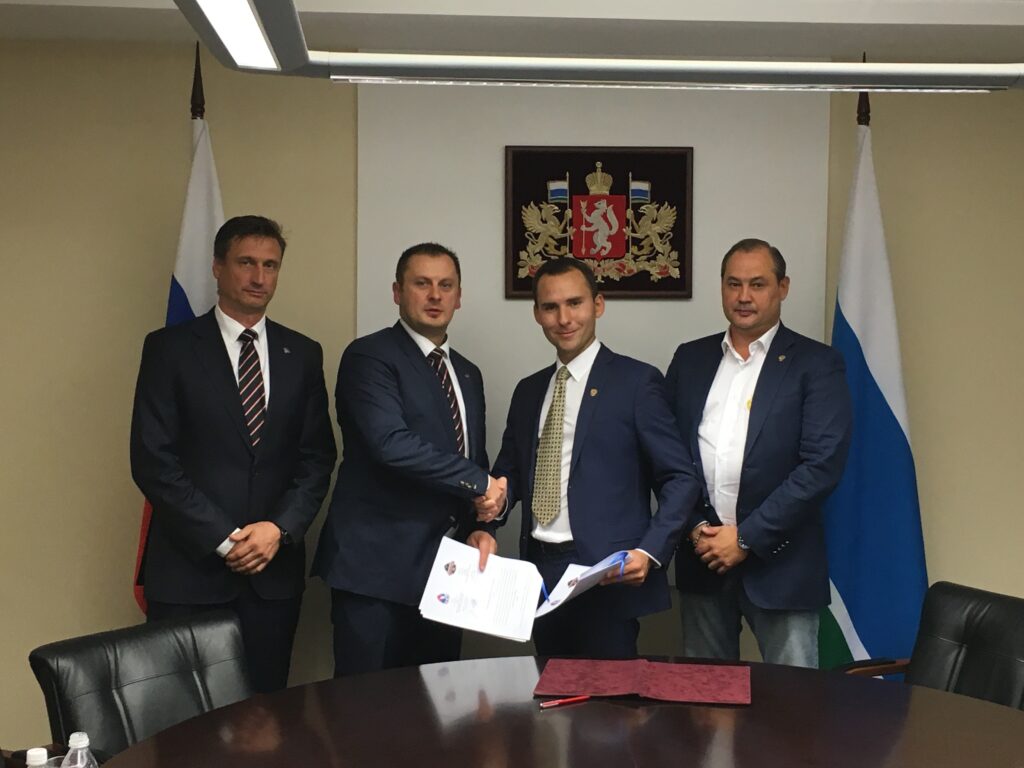 podpis-memoranda-jaroslav-straka-prezident-euha-a-antontom-khramtsovom-generalny-riaditel-shl